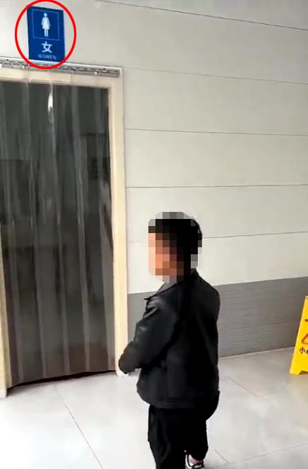 男网红冒险进女厕拍挑战视频！警方果断行拘多人