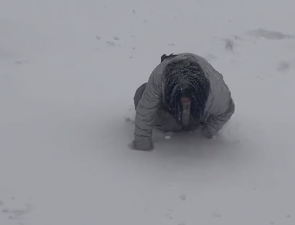 烟台女生英语4级考试遇暴雪, 手脚并用成功爬回寝室